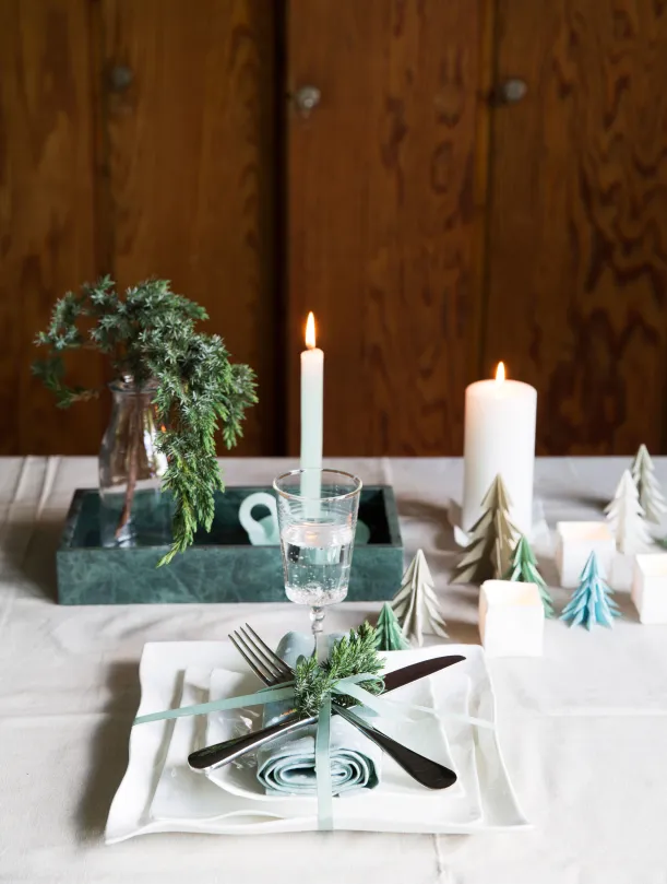 Table setting with origami christmas trees 